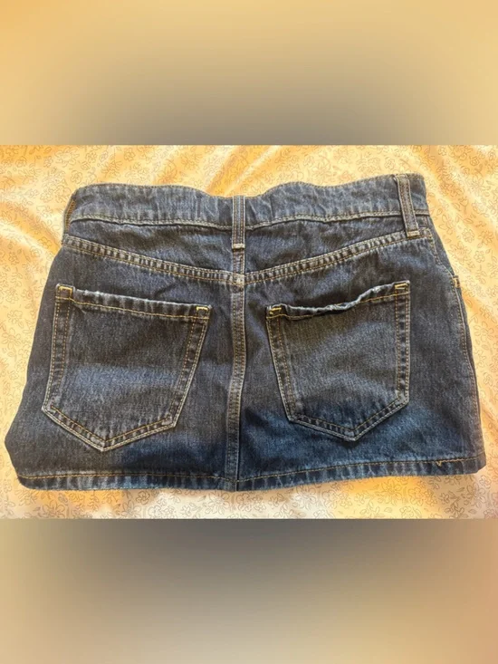 Classic Dark Wash Hollister Denim Shorts - Picture 2 of 5